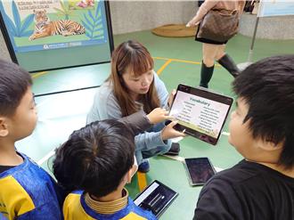 河堤國小攜文藻用AI學英文 自動生成音樂、圖片驚艷學子