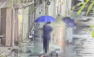 精舍命案「街頭運屍」畫面曝 女信徒遭雨衣膠帶綑綁
