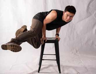 歷劫归来！火舞表演遭诈骗囚缅甸20天 谢父接机激动落泪