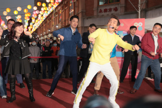 蔣萬安現身迪化街送發財金 盼買氣突破22億商機