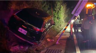 休旅车撞机车后失控！ 侧翻卡进招牌与山壁间 酿2人伤