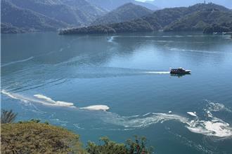 日月潭惊现白色泡沫！ 县府缉凶最重可罚300万元