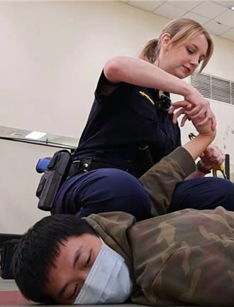 波蘭網紅美女Anna體驗半日警察　參與春節前防搶演練