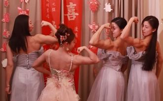 誰還敢鬧婚！湖北女老師「肌肉伴娘團」 左右都世界冠軍