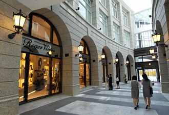 董娘贵妇撑腰 精品商场业绩爆