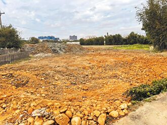 遭傾倒廢土 翠綠農地殘破不堪