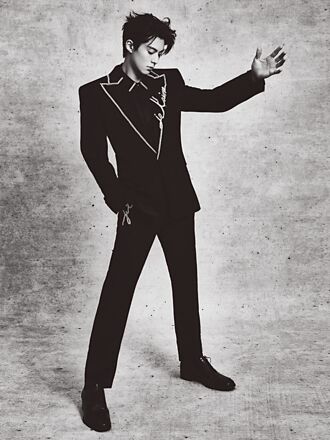 人氣男星西裝鑲鑽展奢華魅力