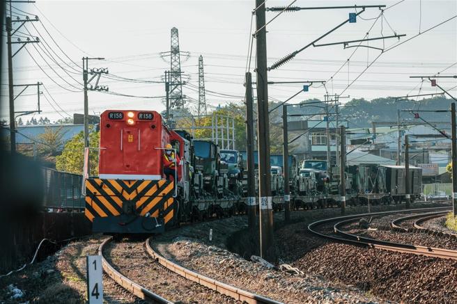 为迎接年度基地训练，陆军21炮指部防空营防2连昨日执行「铁运装载」作业，官兵同心协力迅速完成各式车辆上板及固定，确保机动全程安全无虞；随着列车缓缓驶出车站，象徵基地任务就此展开。（记者谢承宏摄）