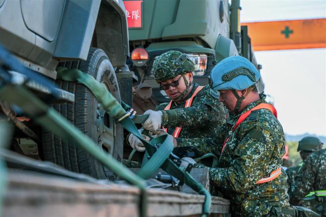 为迎接年度基地训练，陆军21炮指部防空营防2连昨日执行「铁运装载」作业，官兵同心协力迅速完成各式车辆上板及固定，确保机动全程安全无虞；随着列车缓缓驶出车站，象徵基地任务就此展开。（记者谢承宏摄）