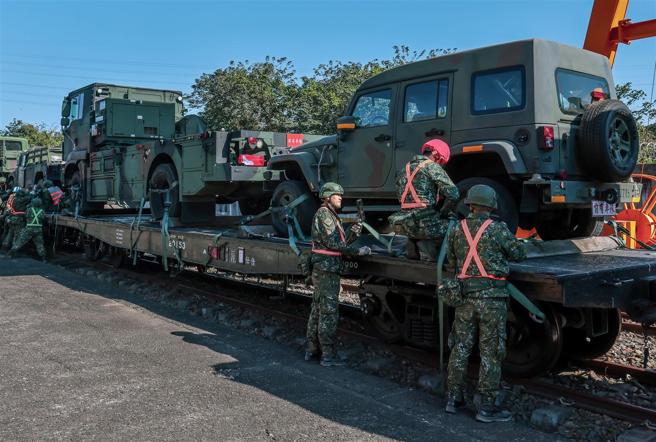 官兵迅速完成綑绑及繫固作业，并由督运官详细检查，展现平日扎实训练成果。
（记者谢承宏摄）