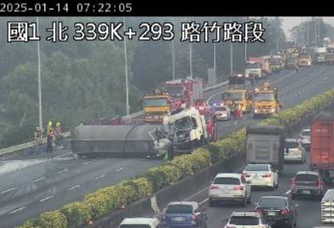 国道1号南向339k、路竹路段，今（14）日清晨5时8分许发生一辆化学槽车与一辆大货车追撞后翻覆事故。（翻摄高公局1968）