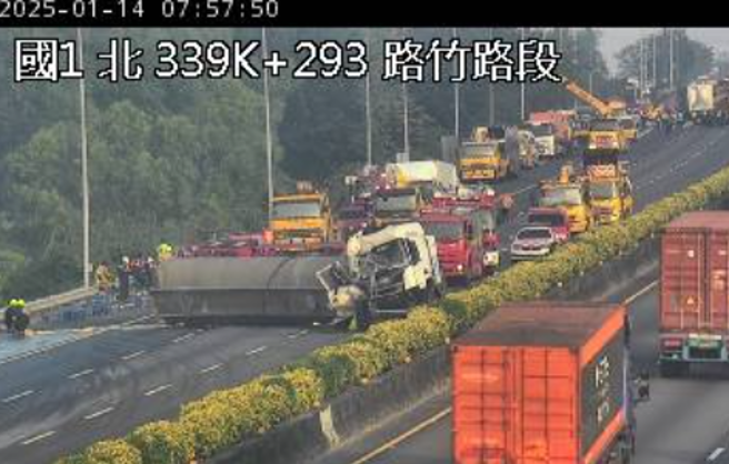 国道1号南向339k、路竹路段，今（14）日清晨5时8分许发生化学槽车与大货车追撞后翻覆事故。（翻摄高公局1968）