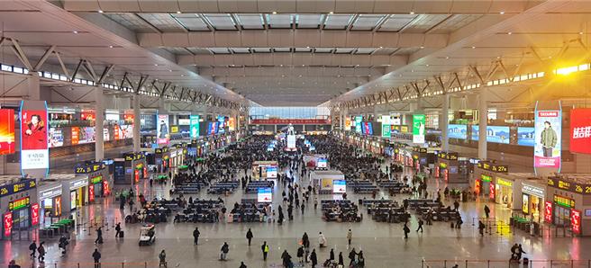 2025年春运今日开启。图为虹桥火车站候车大厅。（大陆铁路上海站提供）