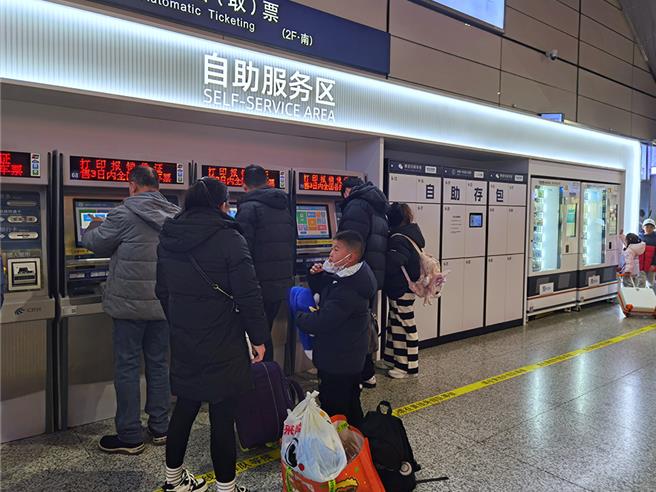 2025年春运今日开启。图为虹桥火车站候车大厅。（大陆铁路上海站提供）