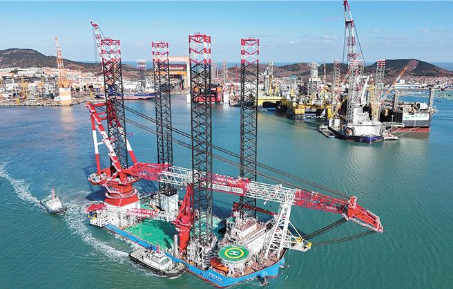 陆多项指标居全球之首新一代海上风电安装船交付出口。（大陆央视）