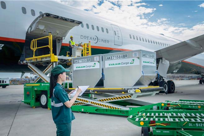 长荣航空携手长荣航勤及长荣空运仓储获得国际航空运输协会（IATA）颁发的CEIV（Center of Excellence for Independent Validators）锂电池认证，成为台湾首家获得客、货运双认证的航空公司，展现长荣航空及系统公司对于飞航安全的坚持。（长荣航空提供／陈麒全桃园机场传真）