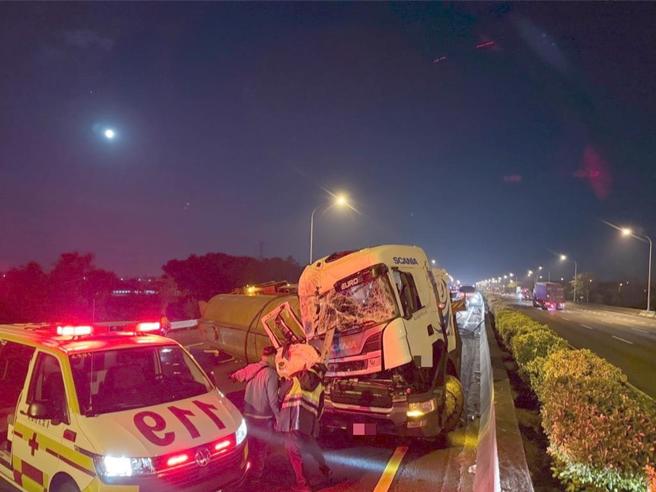 国1号339公里路竹段14日清晨发生3辆大型车与小型车的车祸。（翻摄照片／林瑞益高雄传真）