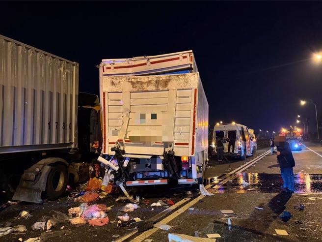 国1号338.6公里路竹段14日发生11辆车追撞，图为车祸现场。（翻摄照片／林瑞益高雄传真）