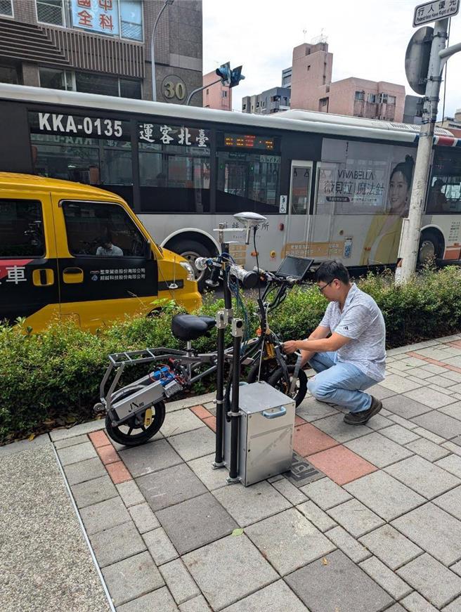 智慧道路全景检测车搭载全景相机等设备搜集影像，并运用空间资讯分析方法，将成果资料汇整于「人行道养护图资维护系统」。（工务局提供）