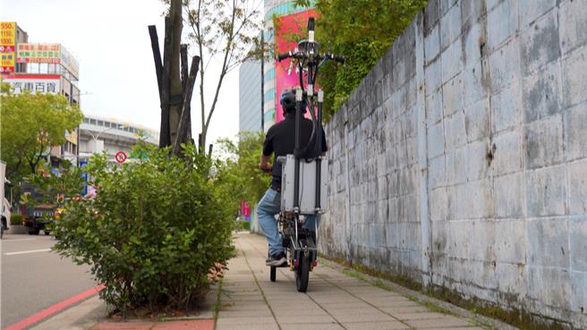 新北市养工处「人行环境通盘检讨计画」利用全景影像拍摄模组，普查1047公里人行道。（工务局提供）