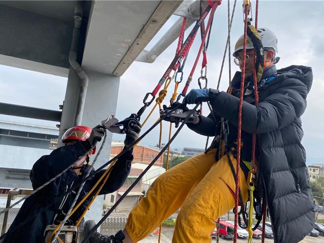 基隆市消防局为提升搜救能力，于7至9日间，派遣12名特种搜救队员携带新採购绳索装备至桃园防灾教育馆进行专业训练。（基隆市消防局提供／徐佑升基隆传真）