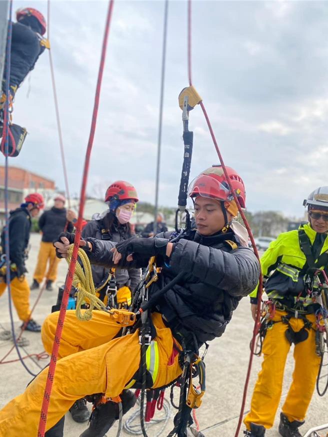 基隆市消防局为提升搜救能力，于7至9日间，派遣12名特种搜救队员携带新採购绳索装备至桃园防灾教育馆进行专业训练。（基隆市消防局提供／徐佑升基隆传真）