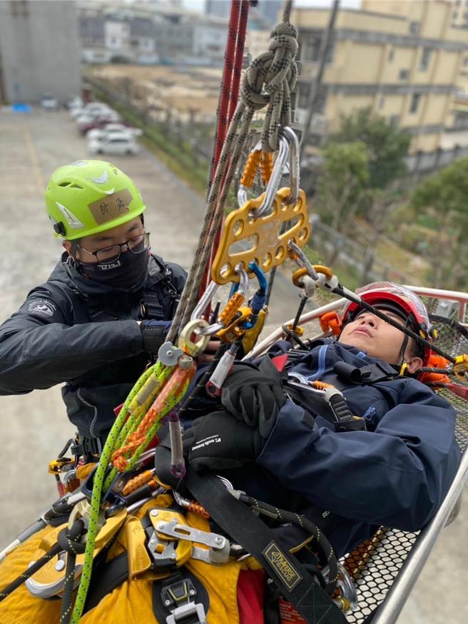 基隆市消防局为提升搜救能力，于7至9日间，派遣12名特种搜救队员携带新採购绳索装备至桃园防灾教育馆进行专业训练。（基隆市消防局提供／徐佑升基隆传真）