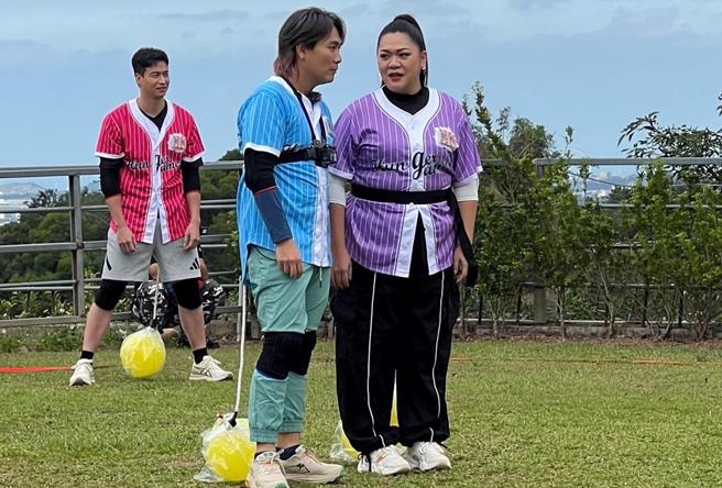 王仁甫（左）、Amanda同框玩游戏。（中视提供）