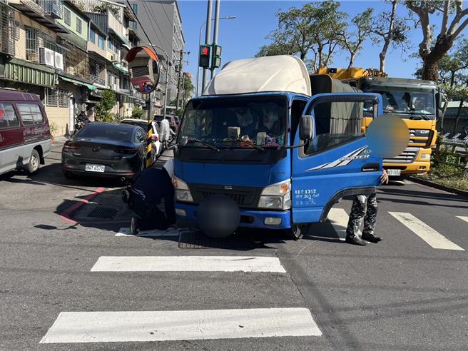 中和區連城路469巷、和城路口昨日發生小貨車、機車碰撞事故。（警方提供）