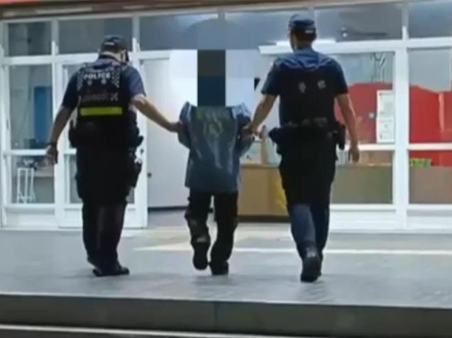 黃姓男子持鐮刀砍死蘇姓友人，被警方逮捕送辦，高雄地檢署偵結依殺人罪起訴。（本報資料照片／郭良傑高雄傳真）