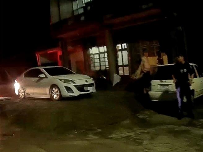 黃姓男子持鐮刀砍死蘇姓友人，警方到場將黃男逮捕送辦。（本報資料照片／郭良傑高雄傳真）