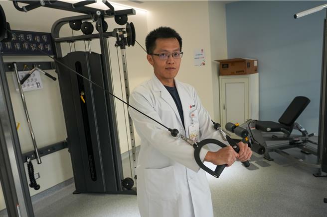 田综合医院谢曜吉医师（左一）表示，看到宝宝健康出院，一切辛劳就值得，图为12月时在光田健康出院的宝宝与父母。（院方提供／李京升台中传真）