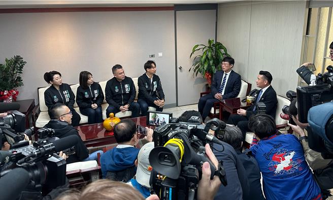 民眾党代理主席黄国昌（右二）14日上午与民眾党台北市议员们，一同拜会议长戴锡钦（右一）。（丁上程摄）