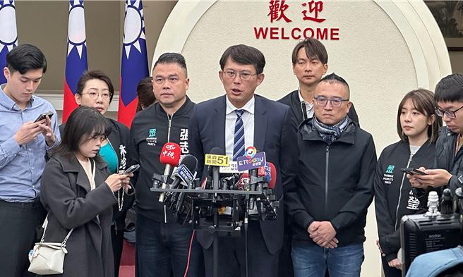 民眾黨代理主席黃國昌14日宣布投入黨主席補選，並透露參選關鍵在於日前與柯文哲的深夜長談，也希望之後大家能持續攜手前進，承繼著柯文哲主席交代的任務。（丁上程攝）