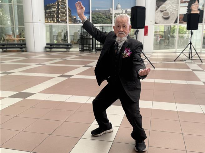 高齡102歲的何國昭長年傳承宋江陣、白鶴陣，今天獲市府表揚資深教頭，肯定他對陣頭文化的貢獻。（曹婷婷攝）