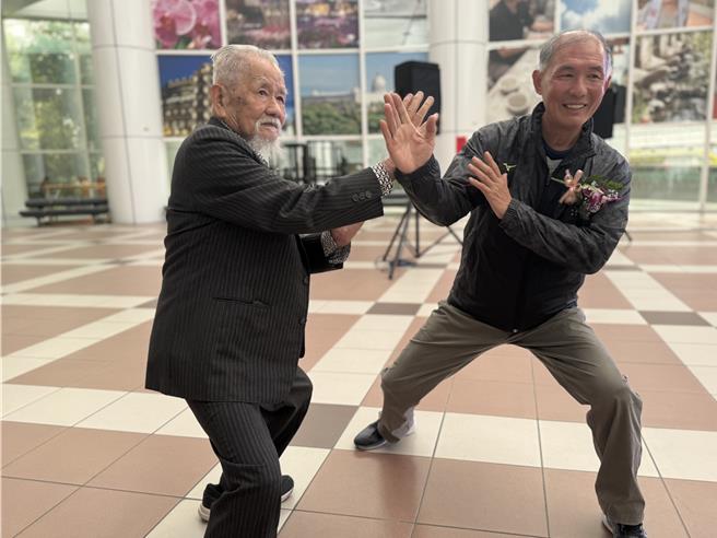 102歲何國昭與63歲黃煌彥（右）比畫功夫。（曹婷婷攝）