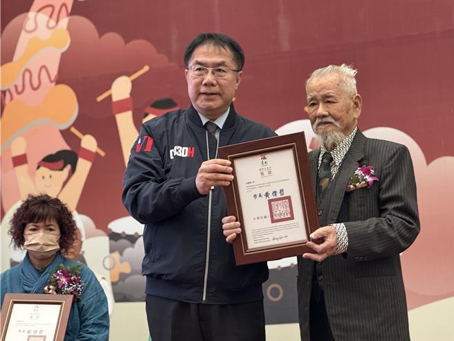 台南市長黃偉哲頒獎給資深教頭、高齡102歲的何國昭。（曹婷婷攝）