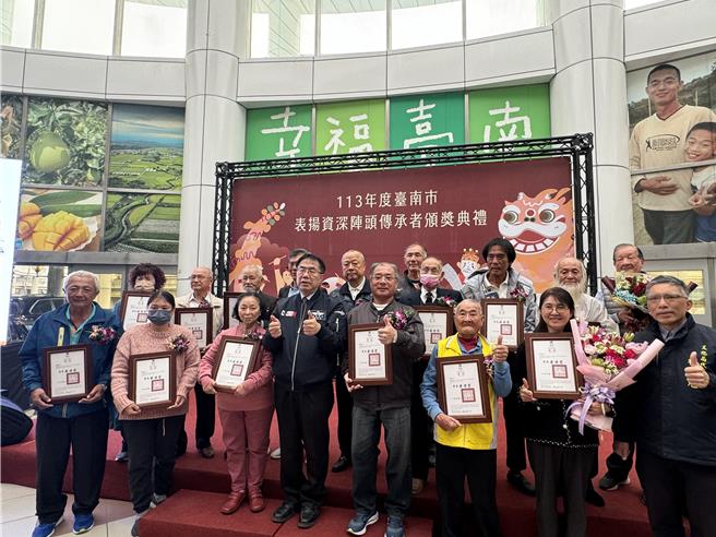 台南市政府表揚15位資深教頭長期投入陣頭文化傳承。（曹婷婷攝）
