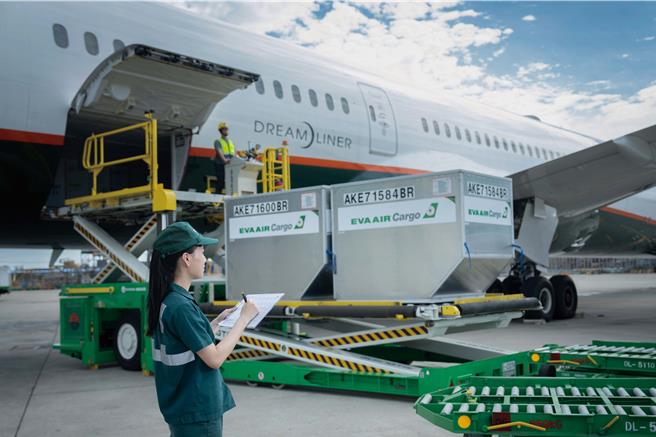 長榮航空攜手長榮航勤、長榮空運倉儲取得台灣首家客、貨運雙領域IATA CEIV鋰電池認證。（長榮提供）