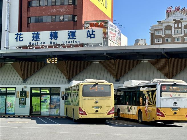 乐团五月天公益演唱会本周六、日在花莲登场，县府协调客运业者加开301路线公车，免费巡迴接驳，从花莲转运站至渡假酒店，市区也实施交管。（王志伟摄）