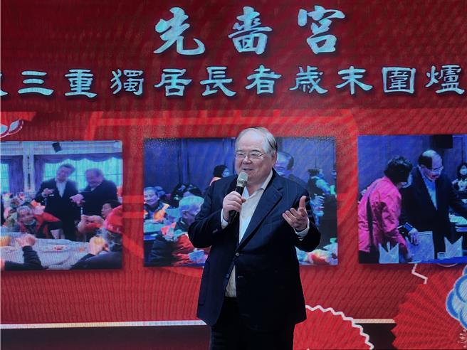 三重先啬宫董事长成立慈晖志工队22年，这些日子每天都有志工为三重独居长辈送餐，合计已超过200万个便当。（吕健豪摄）