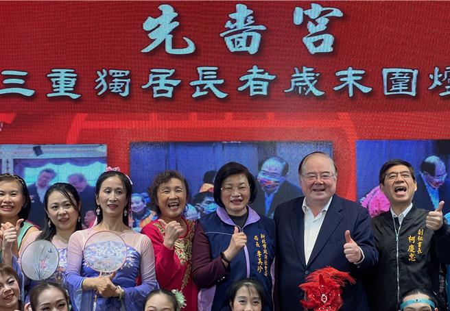 三重先啬宫今举办独居长者岁末围炉餐会，新北市副秘书长柯庆忠(右一)、社会局长李美珍(右三)都到场响应。（吕健豪摄）