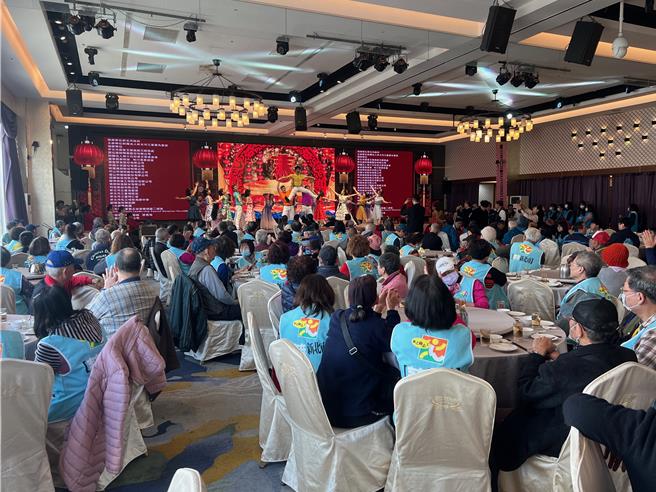 三重先啬宫今举办独居长者岁末围炉餐会。（吕健豪摄）