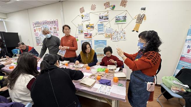 基隆市移民署服务站于14日举办家庭教育及法令宣导课程，并邀请基隆社区大学讲师温惠玲教导新住民制作蝶谷巴特拼贴袋。（移民署基隆市服务站提供／徐佑升基隆传真）