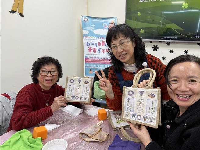 基隆市移民署服务站于14日举办家庭教育及法令宣导课程，并邀请基隆社区大学讲师温惠玲教导新住民制作蝶谷巴特拼贴袋。（移民署基隆市服务站提供／徐佑升基隆传真）