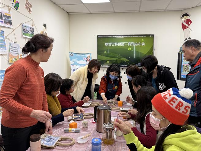 基隆市移民署服务站于14日举办家庭教育及法令宣导课程，并邀请基隆社区大学讲师温惠玲教导新住民制作蝶谷巴特拼贴袋。（移民署基隆市服务站提供／徐佑升基隆传真）