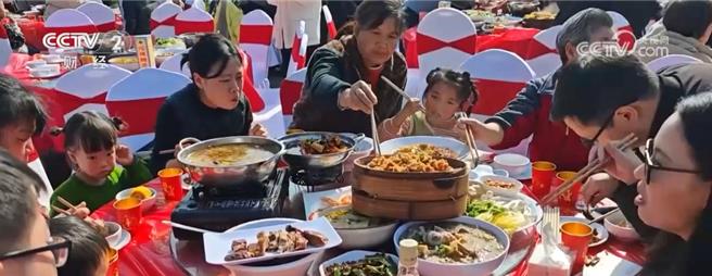陸各地特色民俗殺年豬、吃刨湯、包雪餃、八大碗拉滿新春年味兒。圖為遂寧市年豬節。（大陸央視）