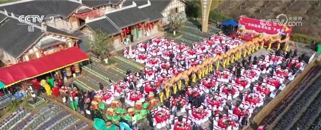 陸各地特色民俗殺年豬、吃刨湯、包雪餃、八大碗拉滿新春年味兒。圖為遂寧市年豬節。（大陸央視）