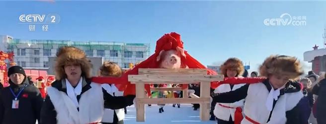 陸各地特色民俗殺年豬、吃刨湯、包雪餃、八大碗拉滿新春年味兒。圖為黑龍江寶清縣年豬宴」。（大陸央視）