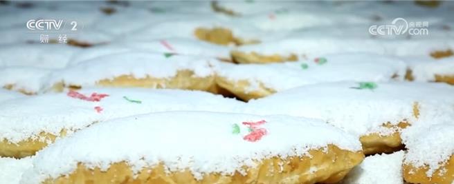 陸各地特色民俗殺年豬、吃刨湯、包雪餃、八大碗拉滿新春年味兒。圖為安徽天長雪餃。（大陸央視）